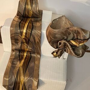 Elegant Gold and Brown Tie with Pocket Square Polyester made in China